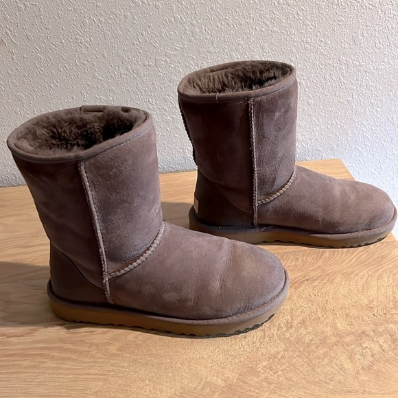 UGG Classic Short ll Size 8 - Picture 3 of 6